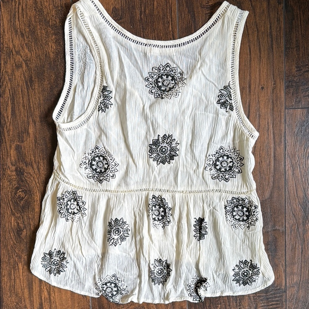 Live to be Spoiled top off white size M (F28) - Picture 5 of 6
